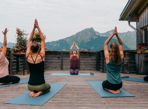 Talblick-Yoga mit Frühstück in Sonntag-Stein